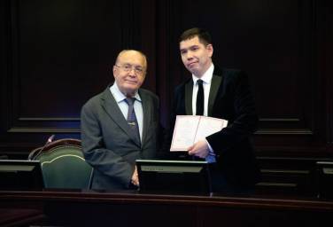 Вручение О.В. Сорокину диплома доктора социологических наук
